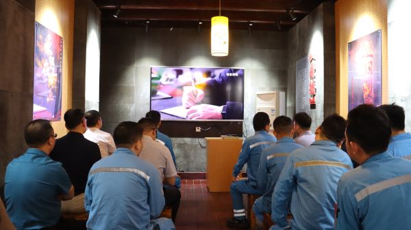 3.觀看廉潔警示教育片 3.觀看廉潔警示教育片